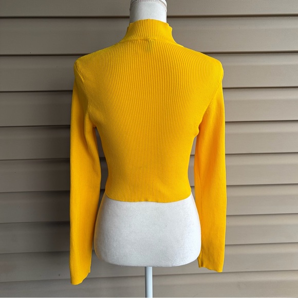 •H&M Divided• Mock Neck Cropped Top - Size Medium - Picture 5 of 7